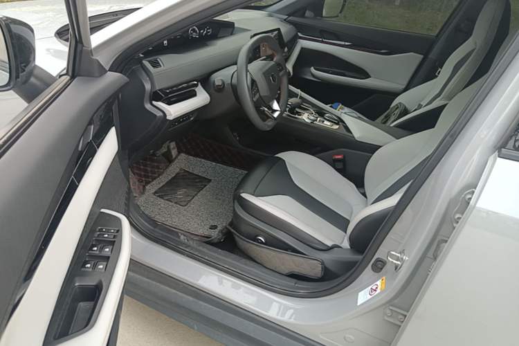 Used CHANGAN UNI-V iDD 2024 Blue Whale Smart Electric iDD 136km Luxury Model Driver Seat