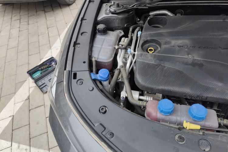 Used CHANGAN UNI-V iDD 2024 Blue Whale Smart Electric iDD 136km ZhiKu Model Engine Bay Right