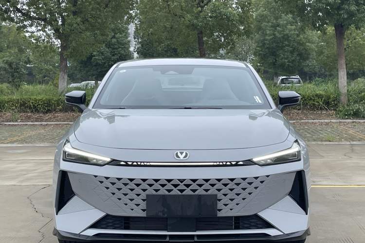 Used CHANGAN UNI-V iDD 2024 Blue Whale Smart Electric iDD 136km ZhiKu Model Exterior 1