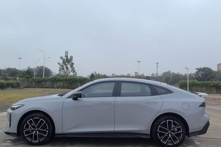Used CHANGAN UNI-V iDD 2024 Blue Whale Smart Electric iDD 136km ZhiKu Model Exterior 5