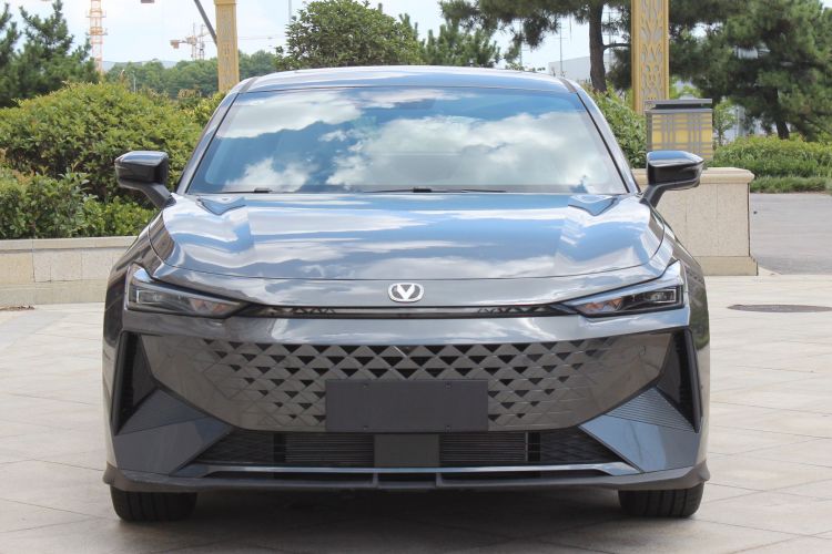 Used CHANGAN UNI-V iDD 2024 Blue Whale Smart Electric iDD 136km ZhiKu Model Front