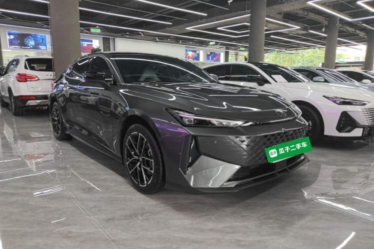 Used CHANGAN UNI-V iDD 2024 Blue Whale Smart Electric iDD 136km Luxury Model Front Right 45 Deg