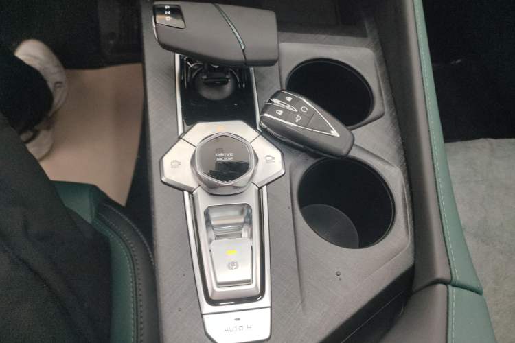 Used CHANGAN UNI-V iDD 2024 Blue Whale Smart Electric iDD 136km ZhiKu Model Gear Lever