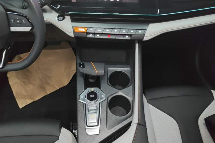 Used CHANGAN UNI-V iDD 2024 Blue Whale Smart Electric iDD 136km Luxury Model Gear Lever
