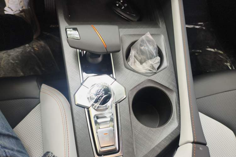 Used CHANGAN UNI-V iDD 2024 Blue Whale Smart Electric iDD 136km ZhiKu Model Gear Lever