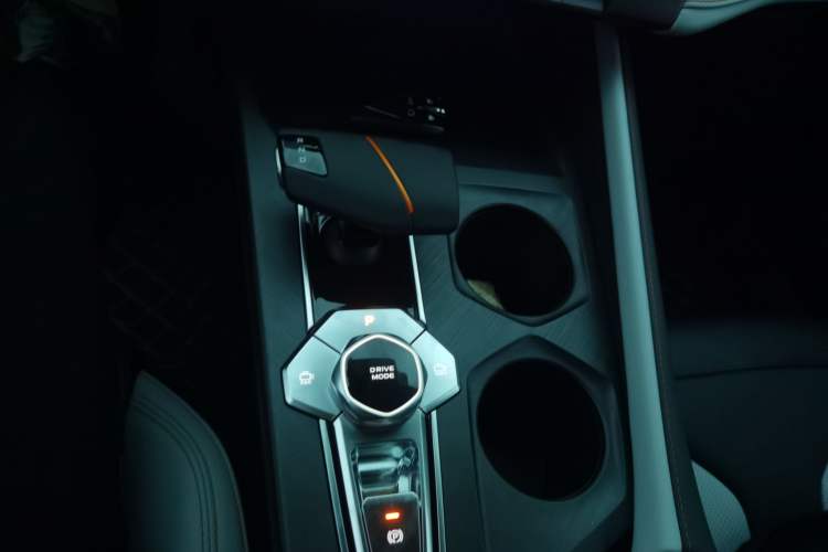 Used CHANGAN UNI-V iDD 2024 Blue Whale Smart Electric iDD 136km ZhiKu Model Gear Lever