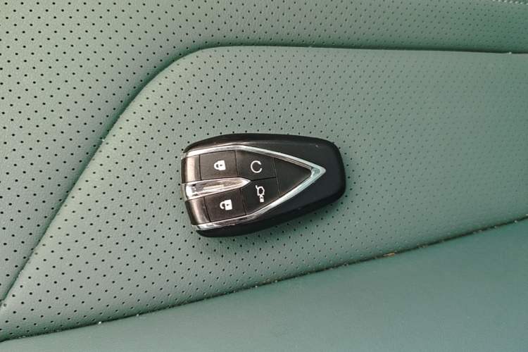 Used CHANGAN UNI-V iDD 2024 Blue Whale Smart Electric iDD 136km Luxury Model Interior 1