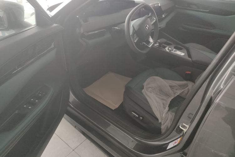 Used CHANGAN UNI-V iDD 2024 Blue Whale Smart Electric iDD 136km ZhiKu Model Interior 3
