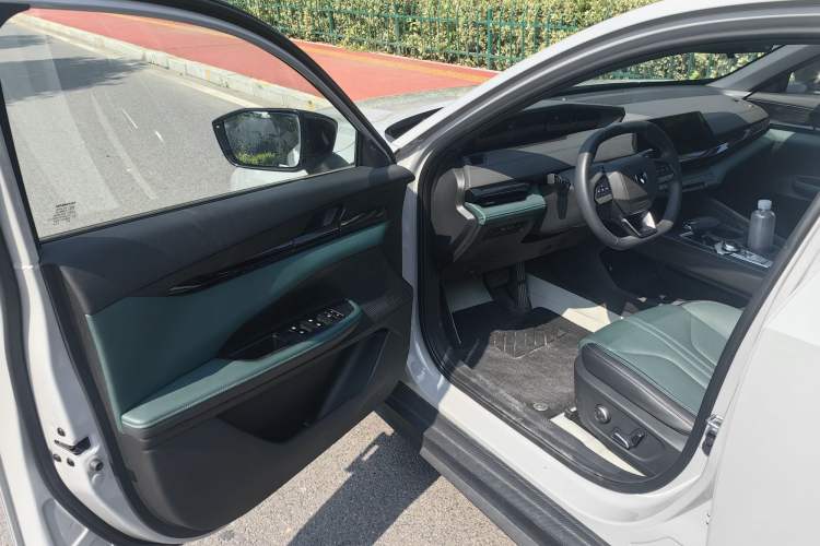 Used CHANGAN UNI-V iDD 2024 Blue Whale Smart Electric iDD 136km Luxury Model Interior 4