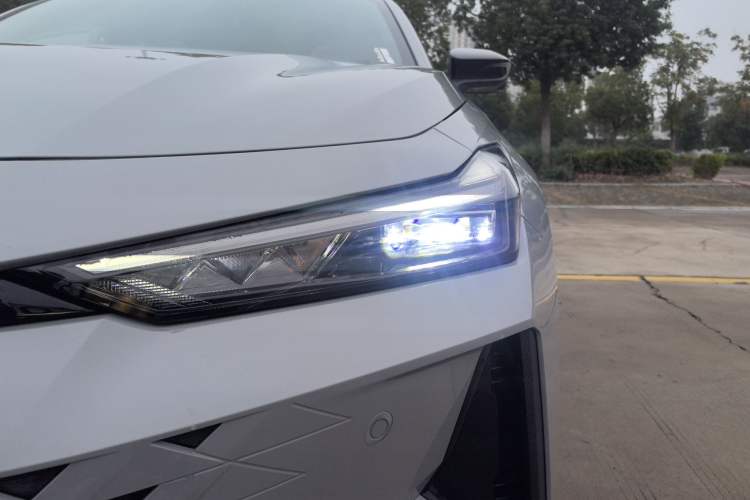 Used CHANGAN UNI-V iDD 2024 Blue Whale Smart Electric iDD 136km ZhiKu Model Left Front Headlight