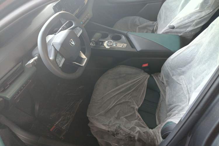 Used CHANGAN UNI-V iDD 2024 Blue Whale Smart Electric iDD 136km ZhiKu Model Left Front Seat