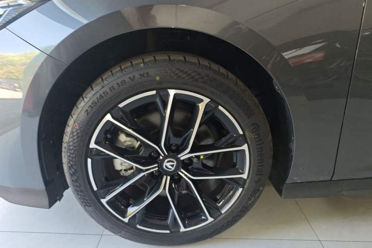 Used CHANGAN UNI-V iDD 2024 Blue Whale Smart Electric iDD 136km Luxury Model Left Front Wheel Hub
