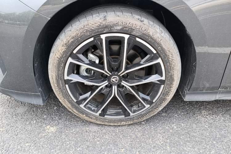 Used CHANGAN UNI-V iDD 2024 Blue Whale Smart Electric iDD 136km ZhiKu Model Left Front Wheel Hub