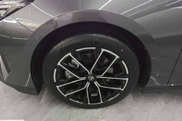 Used CHANGAN UNI-V iDD 2024 Blue Whale Smart Electric iDD 136km Luxury Model Left Front Wheel Hub