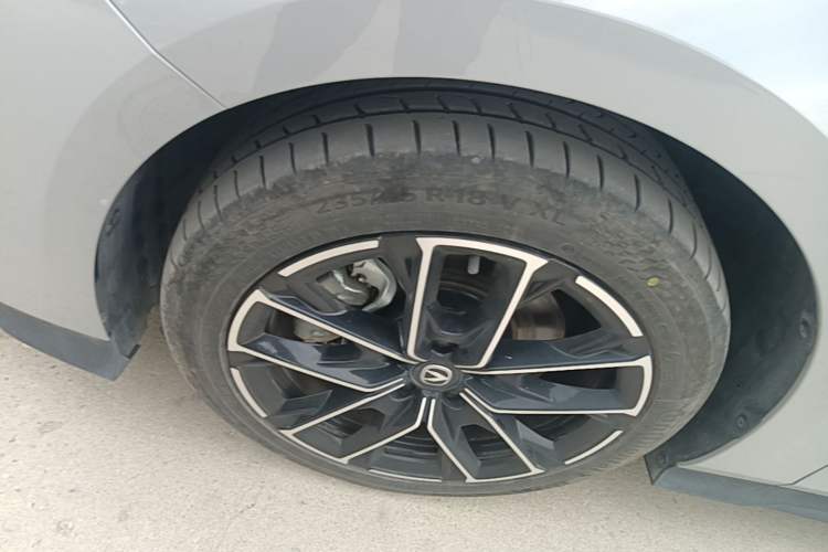 Used CHANGAN UNI-V iDD 2024 Blue Whale Smart Electric iDD 136km Luxury Model Left Front Wheel Hub