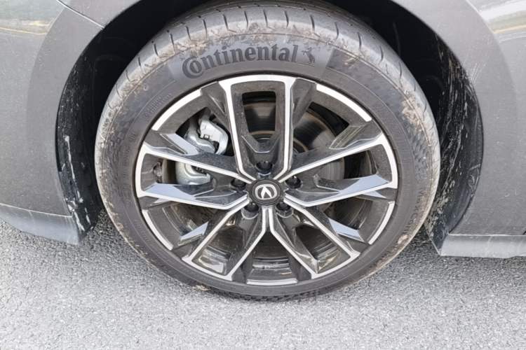 Used CHANGAN UNI-V iDD 2024 Blue Whale Smart Electric iDD 136km ZhiKu Model Left Front Wheel Hub
