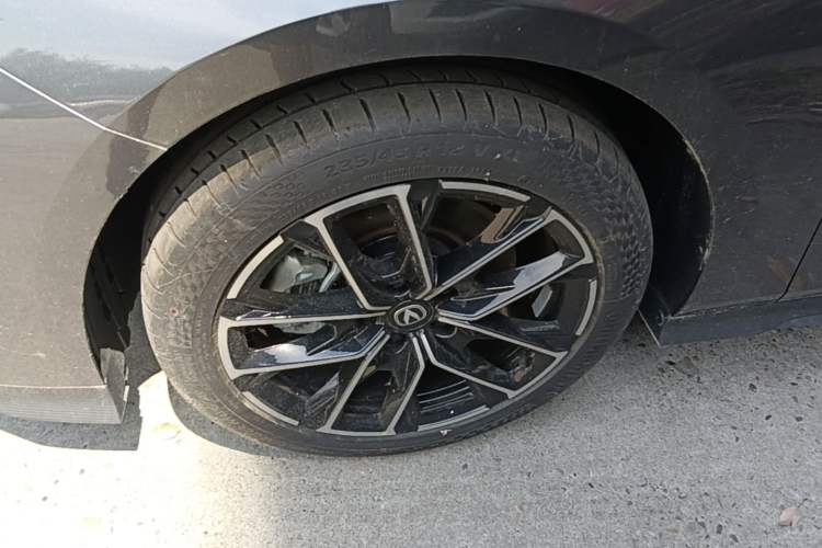 Used CHANGAN UNI-V iDD 2024 Blue Whale Smart Electric iDD 136km Luxury Model Left Front Wheel Hub
