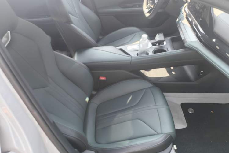 Used CHANGAN UNI-V iDD 2024 Blue Whale Smart Electric iDD 136km Luxury Model Right Front Seat