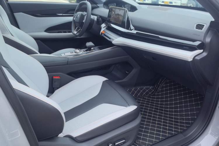 Used CHANGAN UNI-V iDD 2024 Blue Whale Smart Electric iDD 136km ZhiKu Model Right Front Seat