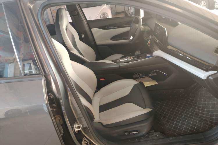Used CHANGAN UNI-V iDD 2024 Blue Whale Smart Electric iDD 136km ZhiKu Model Right Front Seat