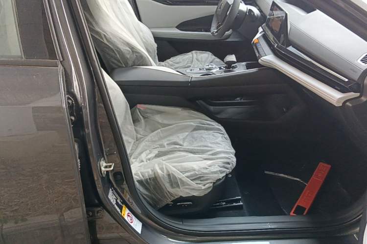 Used CHANGAN UNI-V iDD 2024 Blue Whale Smart Electric iDD 136km Luxury Model Right Front Seat
