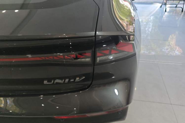 Used CHANGAN UNI-V iDD 2024 Blue Whale Smart Electric iDD 136km Luxury Model Right Rear Taillight