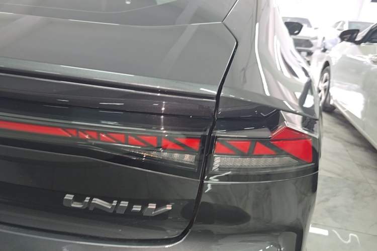 Used CHANGAN UNI-V iDD 2024 Blue Whale Smart Electric iDD 136km ZhiKu Model Right Rear Taillight