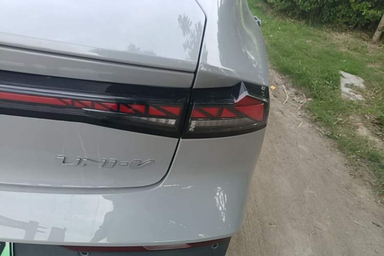 Used CHANGAN UNI-V iDD 2024 Blue Whale Smart Electric iDD 136km Luxury Model Right Rear Taillight