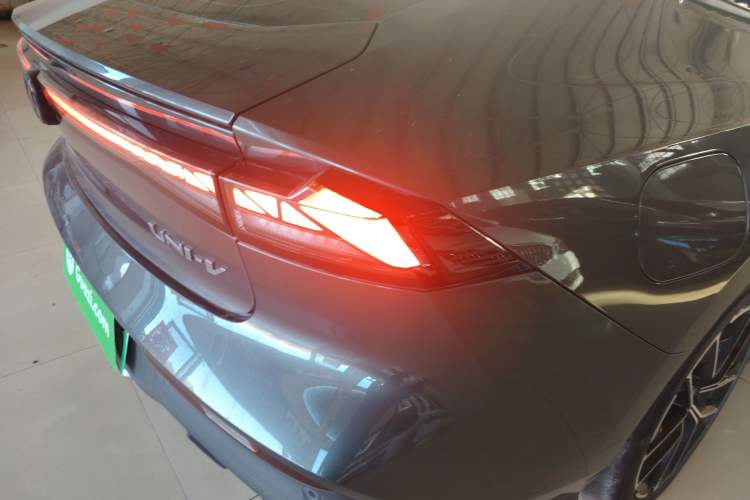 Used CHANGAN UNI-V iDD 2024 Blue Whale Smart Electric iDD 136km ZhiKu Model Right Rear Taillight