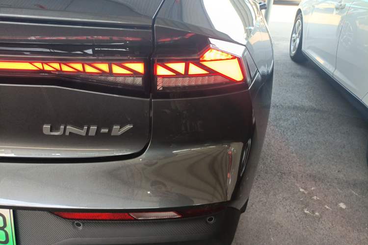 Used CHANGAN UNI-V iDD 2024 Blue Whale Smart Electric iDD 136km ZhiKu Model Right Rear Taillight