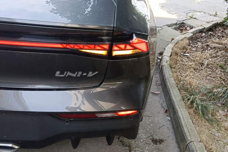 Used CHANGAN UNI-V iDD 2024 Blue Whale Smart Electric iDD 136km Luxury Model Right Rear Taillight