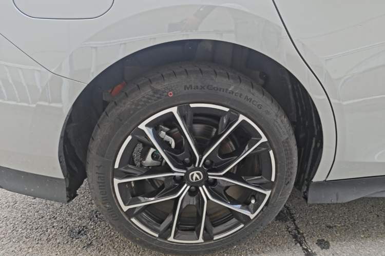 Used CHANGAN UNI-V iDD 2024 Blue Whale Smart Electric iDD 136km Luxury Model Right Rear Wheel Hub