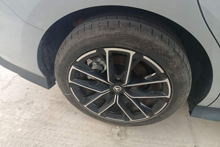Used CHANGAN UNI-V iDD 2024 Blue Whale Smart Electric iDD 136km Luxury Model Right Rear Wheel Hub
