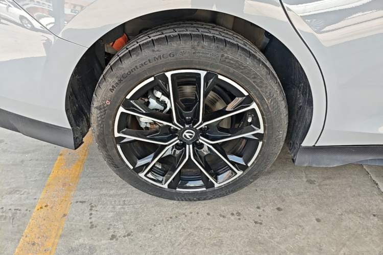 Used CHANGAN UNI-V iDD 2024 Blue Whale Smart Electric iDD 136km Luxury Model Right Rear Wheel Hub