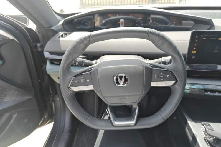 Used CHANGAN UNI-V iDD 2024 Blue Whale Smart Electric iDD 136km Luxury Model Steering Wheel
