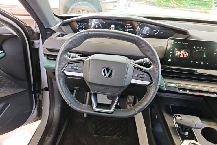 Used CHANGAN UNI-V iDD 2024 Blue Whale Smart Electric iDD 136km Luxury Model Steering Wheel