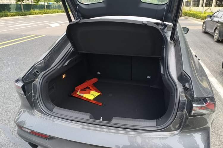 Used CHANGAN UNI-V iDD 2024 Blue Whale Smart Electric iDD 136km ZhiKu Model Trunk