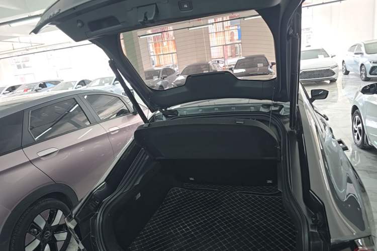 Used CHANGAN UNI-V iDD 2024 Blue Whale Smart Electric iDD 136km ZhiKu Model Trunk