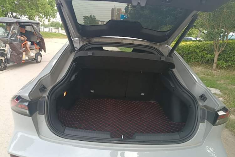 Used CHANGAN UNI-V iDD 2024 Blue Whale Smart Electric iDD 136km Luxury Model Trunk