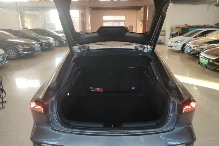 Used CHANGAN UNI-V iDD 2024 Blue Whale Smart Electric iDD 136km ZhiKu Model Trunk