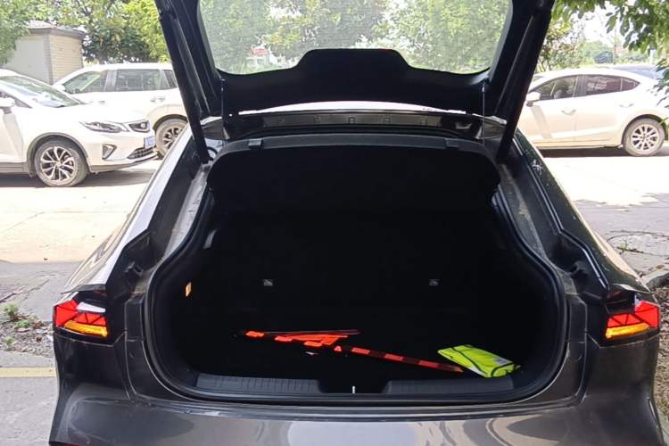 Used CHANGAN UNI-V iDD 2024 Blue Whale Smart Electric iDD 136km Luxury Model Trunk
