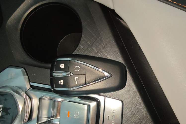 Used CHANGAN UNI-V iDD 2024 Blue Whale Smart Electric iDD 136km Luxury Model Vehicle Key