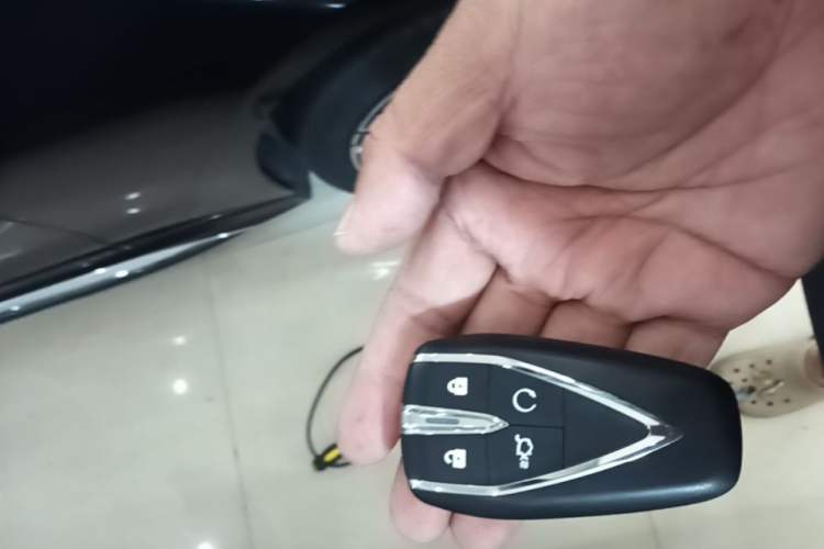 Used CHANGAN UNI-V iDD 2024 Blue Whale Smart Electric iDD 136km Luxury Model Vehicle Key