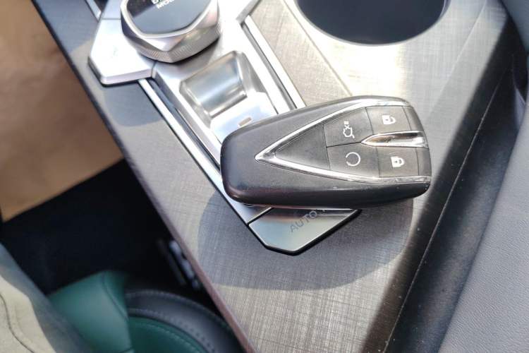Used CHANGAN UNI-V iDD 2024 Blue Whale Smart Electric iDD 136km Luxury Model Interior 1