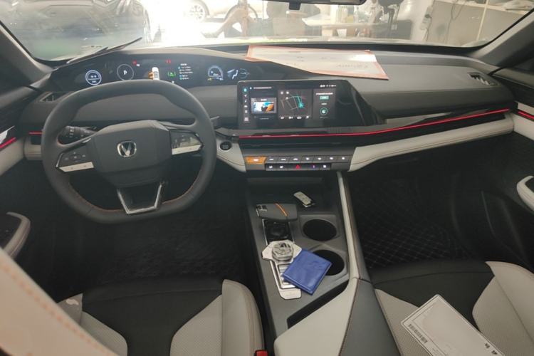 Used CHANGAN UNI-V iDD 2024 Blue Whale Smart Electric iDD 136km Luxury Model Center Console