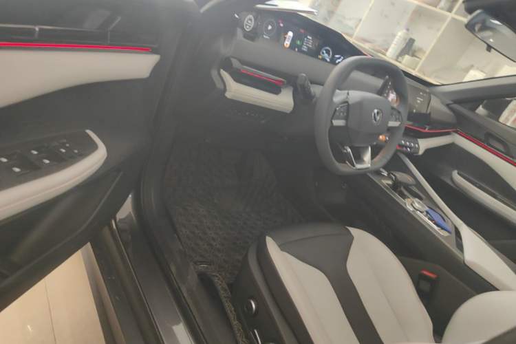 Used CHANGAN UNI-V iDD 2024 Blue Whale Smart Electric iDD 136km Luxury Model Driver Seat