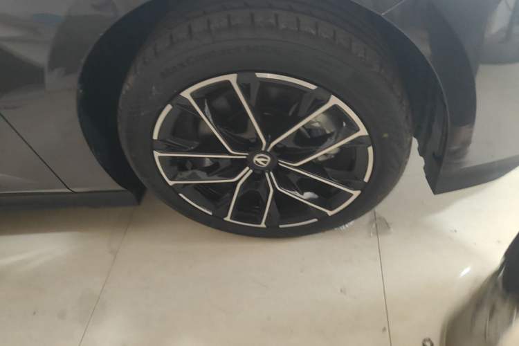 Used CHANGAN UNI-V iDD 2024 Blue Whale Smart Electric iDD 136km Luxury Model Right Front Wheel Hub