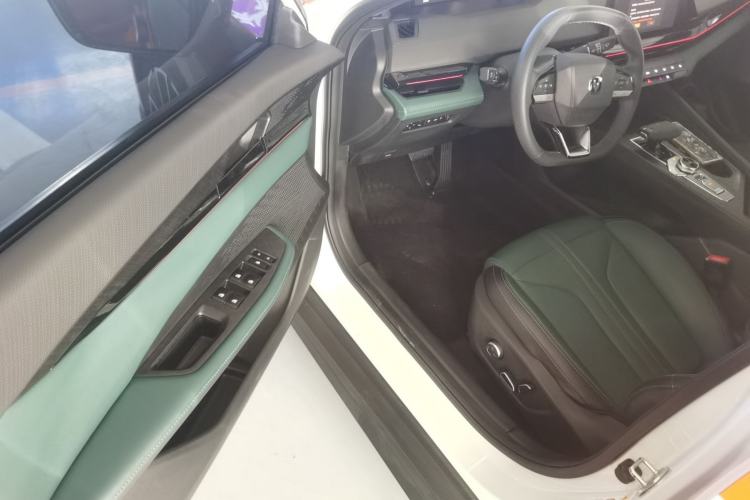 Used CHANGAN UNI-V iDD 2024 Blue Whale Smart Electric iDD 136km Luxury Model Interior 3