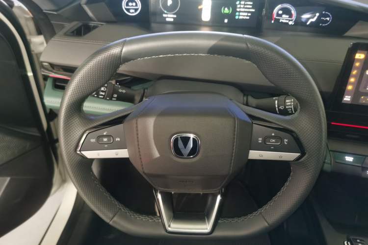 Used CHANGAN UNI-V iDD 2024 Blue Whale Smart Electric iDD 136km Luxury Model Steering Wheel