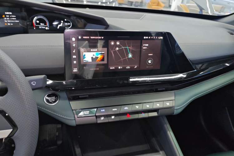 Used CHANGAN UNI-V iDD 2024 Blue Whale Smart Electric iDD 136km ZhiKu Model Audio And AC Panel